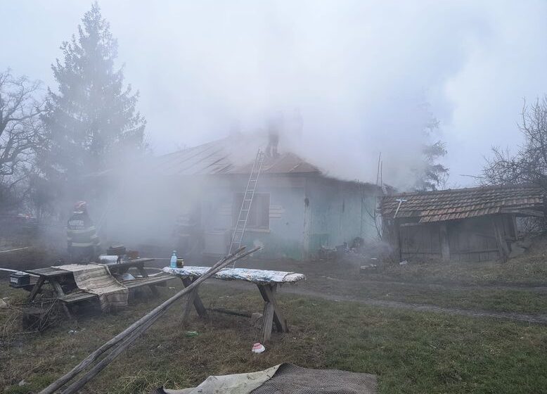  Casă cuprinsă de flăcări în comuna Ciurea