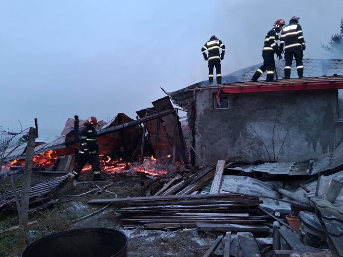  Incendiu devastator lângă Iași! O casă a fost mistuită de flăcări