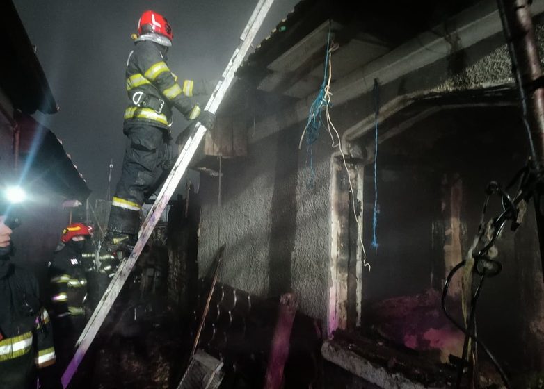  Flăcări devastatoare noaptea trecută: două persoane nu au mai putut fi salvate