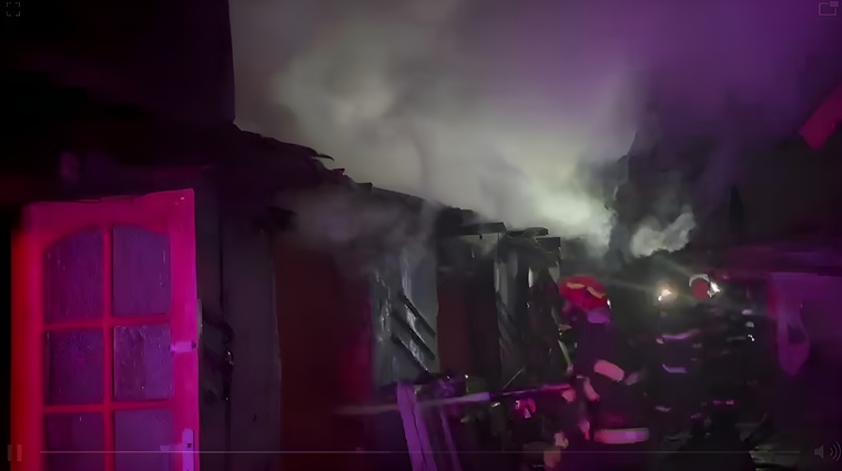  Foc pus intenționat? Incendiu puternic la o locuință din județul Iași