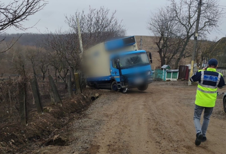  Județul Iași: tineri reținuți după ce au furat o mașină și au intrat într-un gard