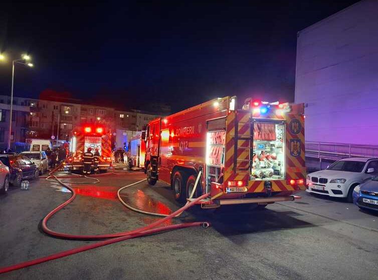  Scene dramatice în această dimineață: o femeie decedată și zeci de persoane evacuate în urma unui incendiu