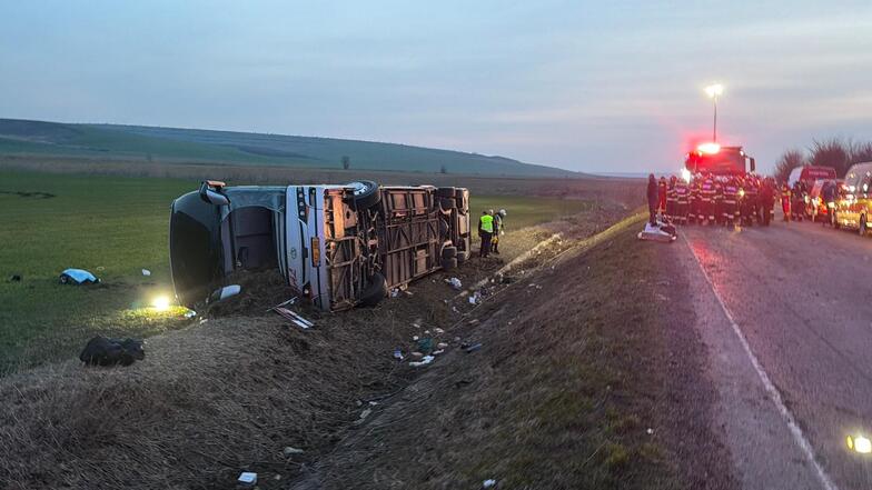  Zeci de raniti si o persoana decedata dupa ce un autocar plin cu pasageri s-a răsturnat în afara drumului in aceasta dimineata