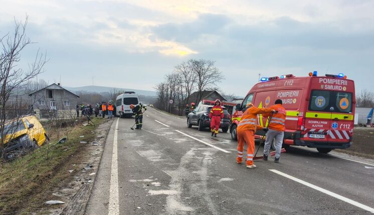  Accident cu patru vehicule in judetul Iasi: o mașină s-a răsturnat