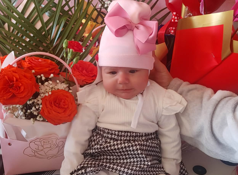  Drama unei fetițe de două luni: Ioana nu și-a văzut niciodată mama. O operație urgentă îi poate salva vederea