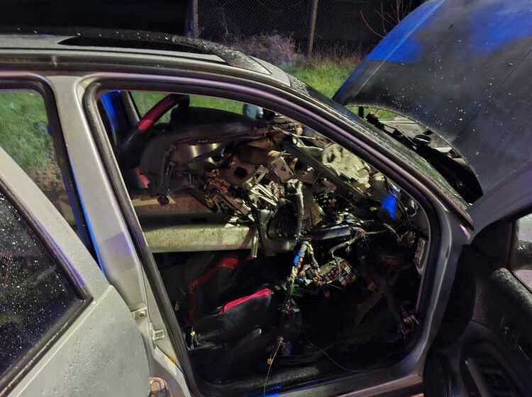  IMPACT DEVASTATOR: Mașină transformată într-un morman de fiare după coliziunea cu un parapet