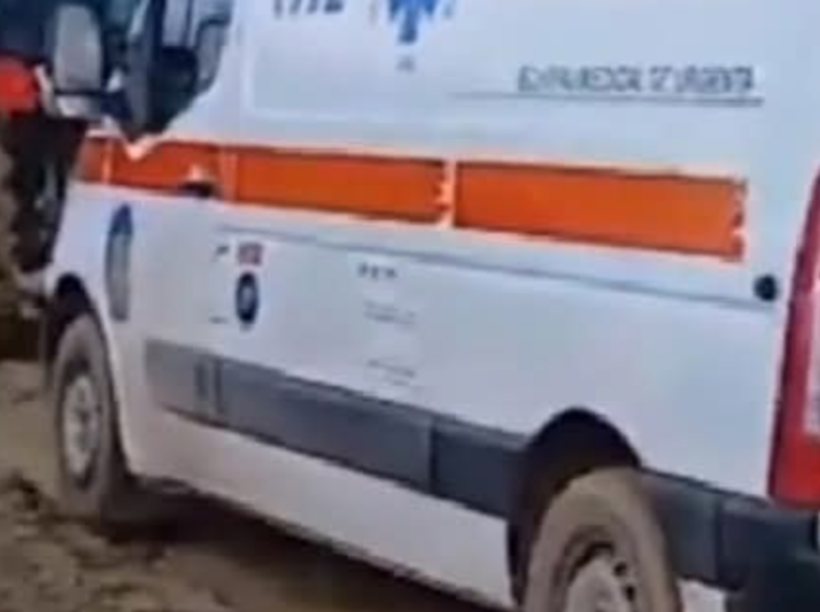  Ambulanță blocată în noroi în Iași: medicii au mers pe jos la un pacient