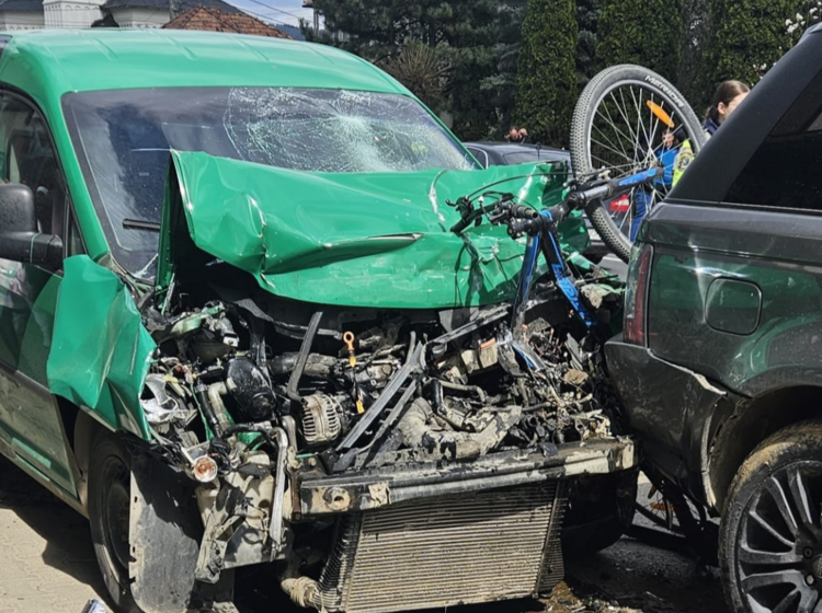  Accident rutier grav: Trei mașini și un biciclist, implicați într-un impact teribil