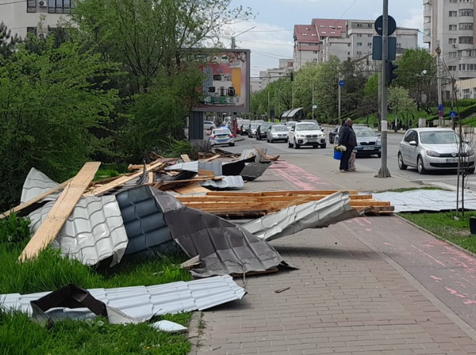  Iașul, sub cod portocaliu de vant: Acoperiș smuls în CUG, tramvaie blocate și zeci de arbori puși la pământ