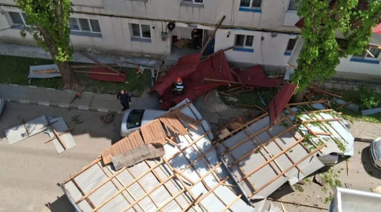  Codul portocaliu a facut prima victima: un bărbat a murit strivit de un acoperiș smuls de vânt