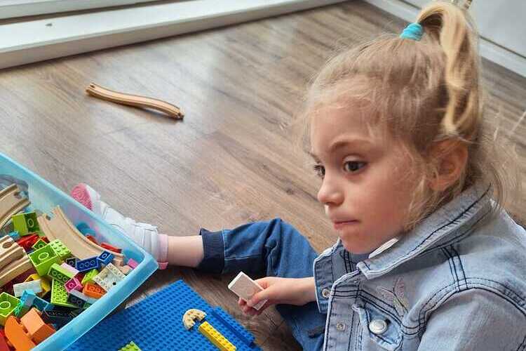  Iuliana are 8 ani, un zâmbet câștigat cu luni de terapie și un viitor care depinde de noi toți