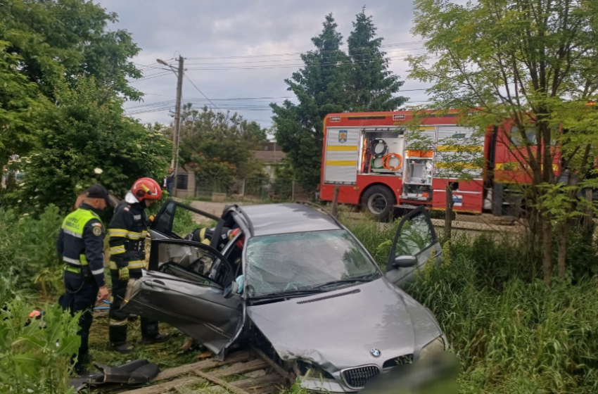  O familie cu trei copii mici a ajuns la spital după ce mașina în care se aflau s-a izbit de un cap de pod