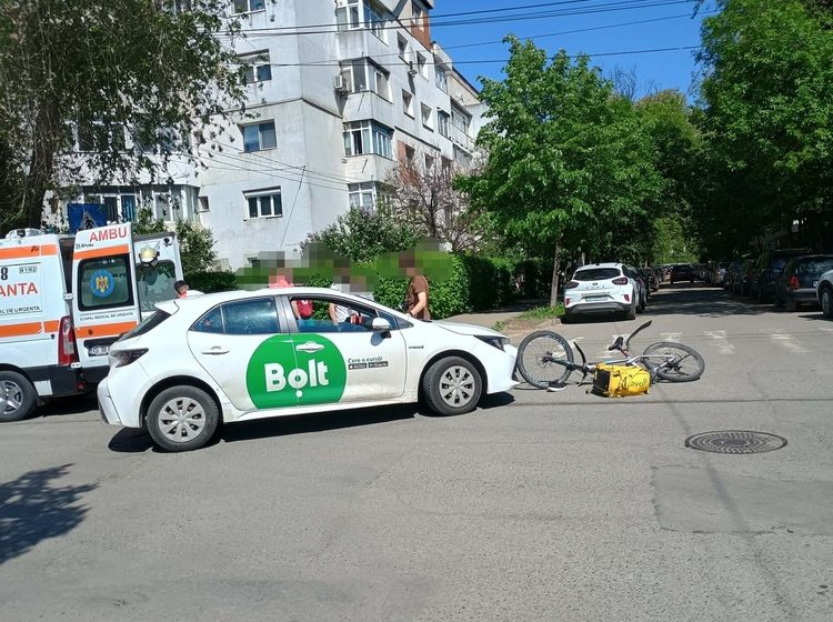  Impact violent în Iași: Un livrator de mâncare a ajuns la spital după ce a fost izbit de o mașină de ridesharing