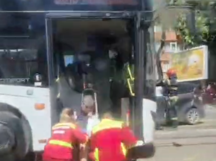  Accident grav pe Șoseaua Nicolina: Un autobuz plin cu pasageri și un autoturism s-au ciocnit violent