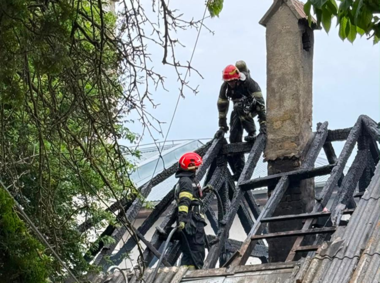  Incendiu violent în județul Iași: o locuință și o anexă din Mircești au fost cuprinse de flăcări uriașe