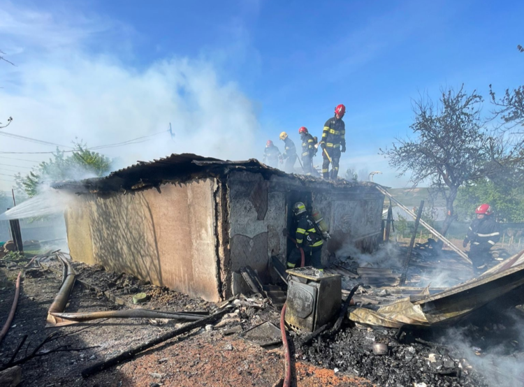  Incendiu violent în județul Iași: O casă este cuprinsă de flăcări