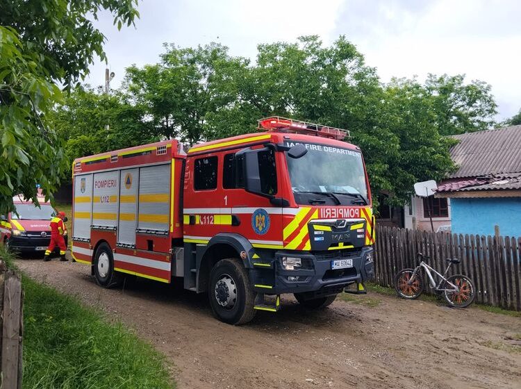  Județul Iași: un copil de 4 ani și un tânăr au ajuns la spital în urma unui incendiu izbucnit de la o baterie externă
