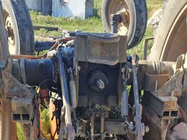  Tragedie pe câmp: bărbat de 34 de ani, strivit mortal sub tractorul răsturnat