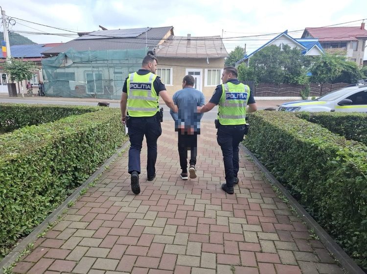  Bărbat reținut 24 de ore după ce si-a distrus cu ciocanul dispozitivul de supraveghere instalat de polițiști