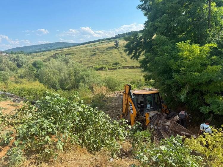  Accident tragic în judeţul Iași: un barbat a fost grav ranit dupa ce un tractor a căzut într‑o râpă de 4 metri