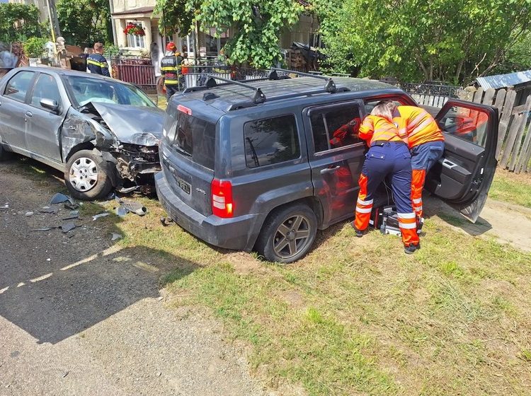  Trei persoane au ajuns la spital în urma unui accident rutier în care au fost implicate 2 autoturisme