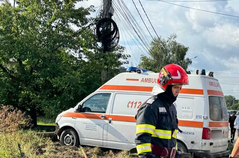  O ambulanță aflată în misiune a fost implicată într-un accident rutier