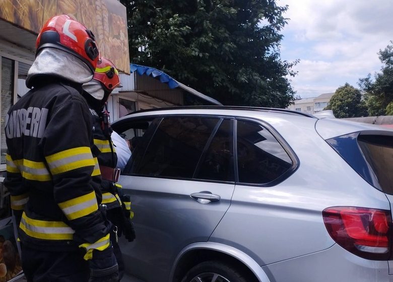  O femeie a ajuns la spital după ce un șofer a intrat cu mașina direct într-o brutărie!