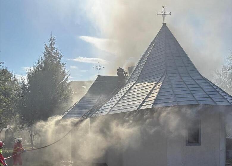  Paraclisul unei mănăstiri, cuprins de un incendiu violent in această dupa-amiaza