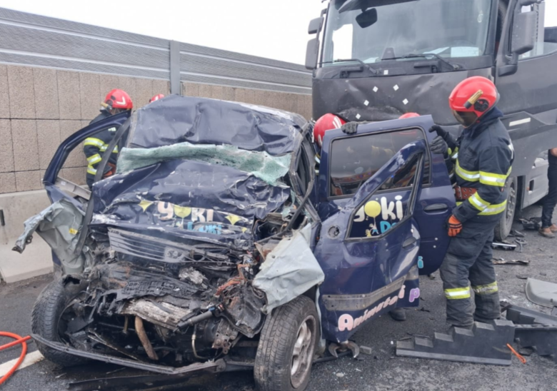  Tragedie în această dimineață: Un bărbat și o femeie au murit pe loc după ce autoturismul lor s-a ciocnit frontal cu un tir