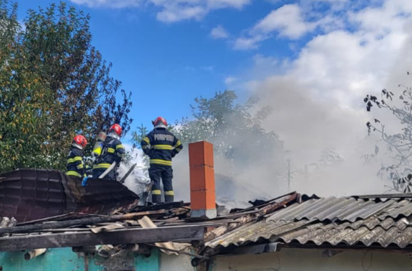  Județul Iași – O casă de 100 de metri pătrați a fost distrusă de flăcări din cauza unei lumânări