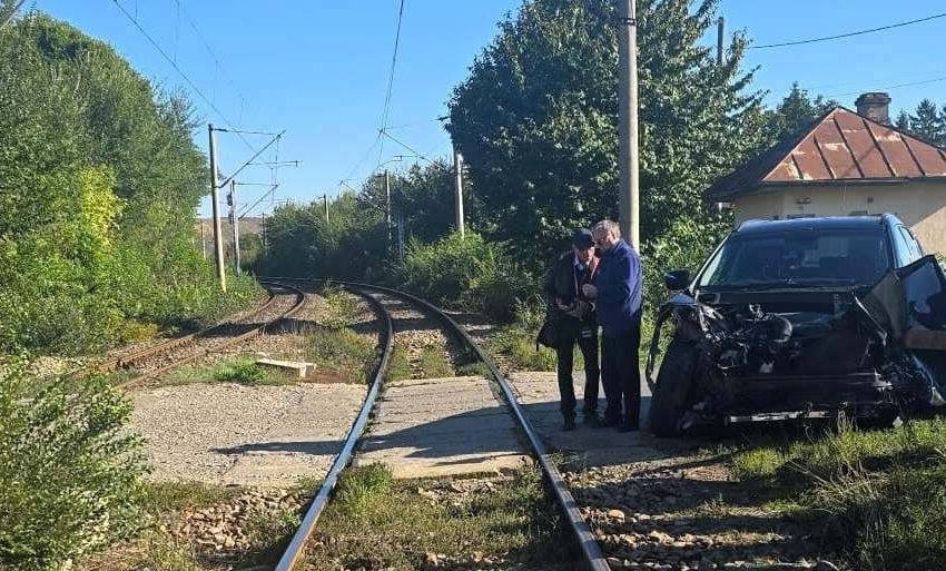  Un autoturism a fost spulberat de trenul Suceava-Iași la o trecere la nivel cu calea ferata