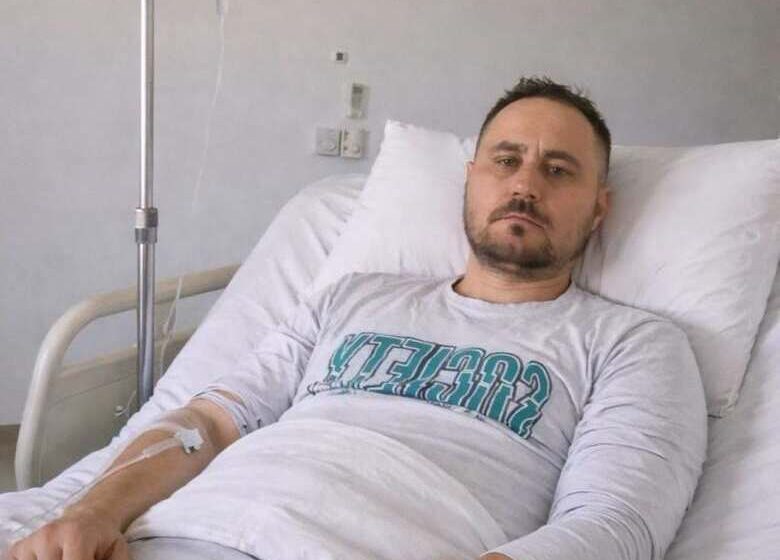  Drama unui tata de 30 din judetul Iasi – diagnosticat târziu cu boala Lyme, luptă cu sechele neuronale severe: are nevoie de 1.400 de lei pe zi pentru a reînvăța să meargă