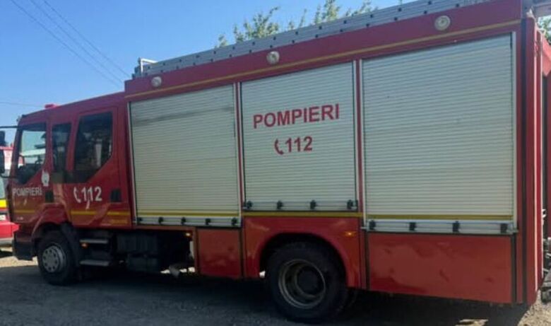  Un TIR a fost lovit de tren în județul Iași: Pompierii Detașamentului 1 intervin cu modulul de descarcerare
