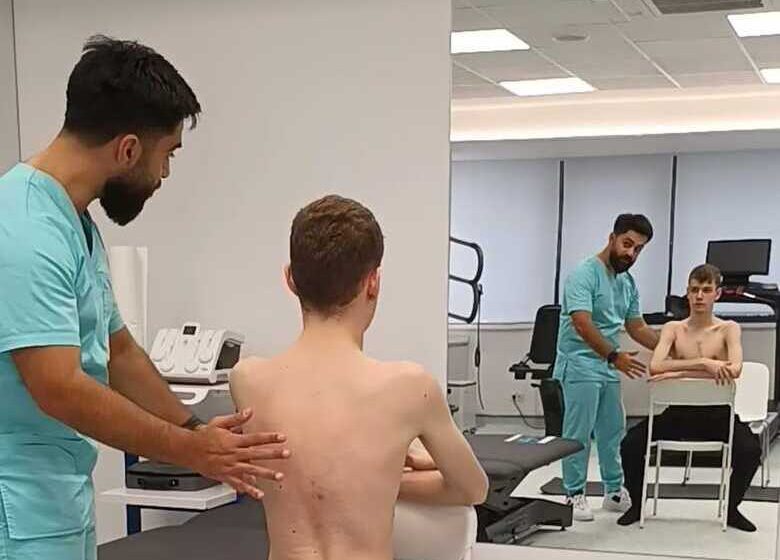  Luptă dramatica pentru o viaţa fara durere pentru un adolescent de 17 ani – Alexandru are nevoie de o operație complexă la coloană