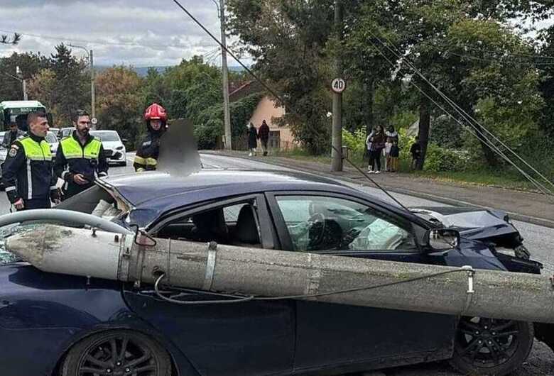 O femeie de 45 de ani a ajuns de urgență la spital dupa ce o masina a lovit un stâlp de electricitate