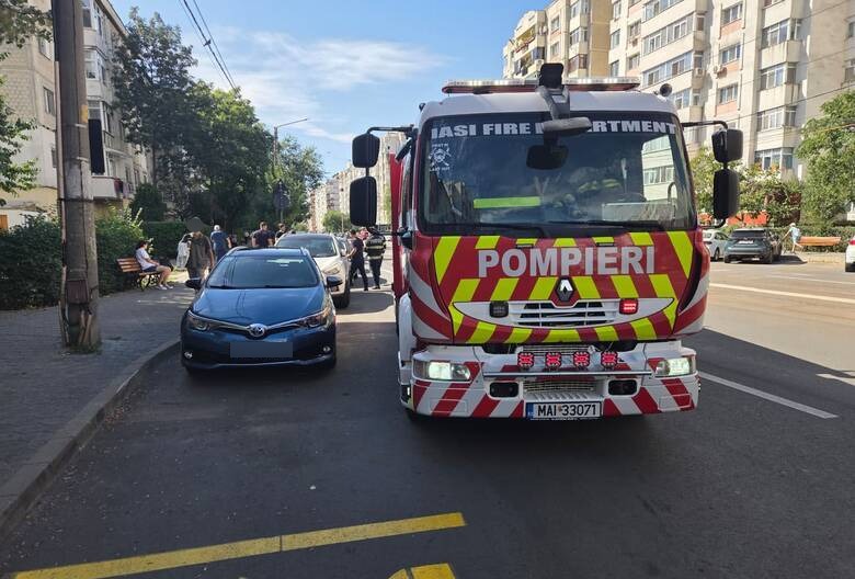 Misiune plină de emoție la Iași: 5 pompieri au intervenit cu o autospecială pentru a salva o pisică blocată într-un autoturism