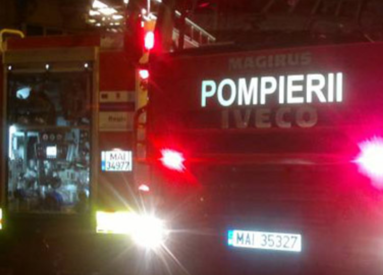  Incendiu violent într-un bloc de locuințe din județul Iași: 25 de persoane, dintre care 15 copii, s-au autoevacuat din calea flăcărilor