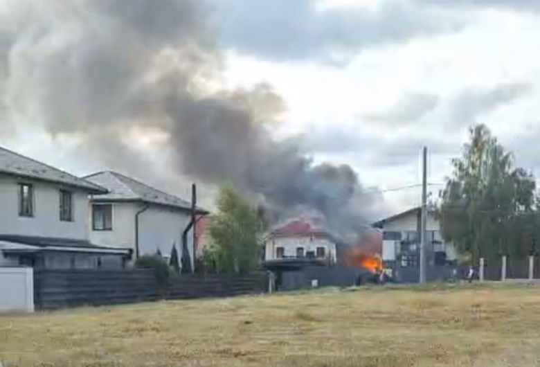  Incendiu periculos în comuna Miroslava! Două case sunt în pericol să fie cuprinse de flăcări