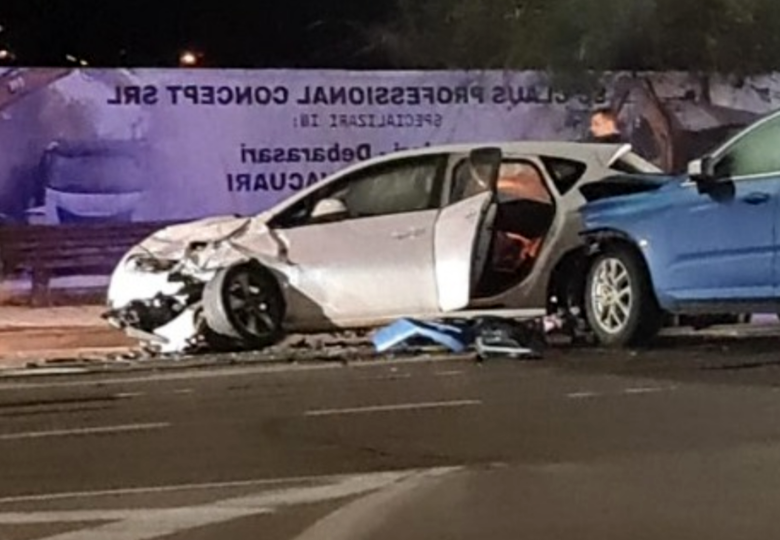  Iași: Două mașini distruse după un accident rutier produs noaptea trecută