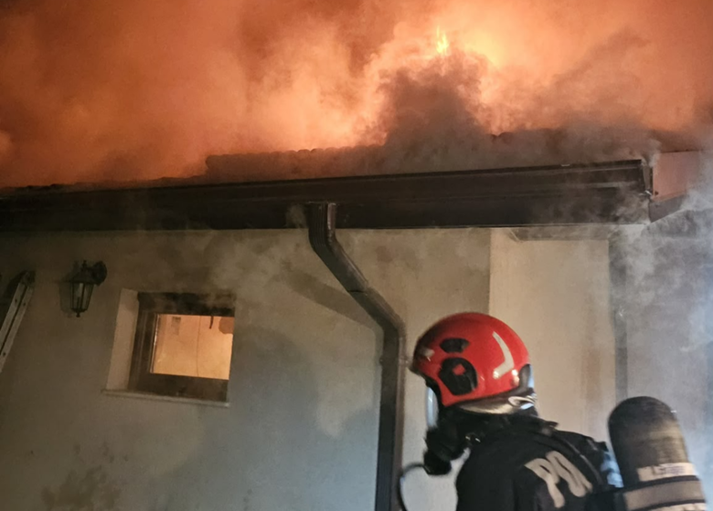  Incendiu la o gospodărie din județul Iași. O autospecială de pompieri a rămas împotmolită la 250 de metri de casă