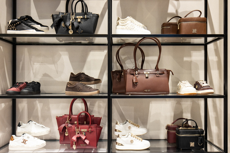  ePantofi a deschis un nou magazin la Iulius Mall Iași.  Descoperă colecțiile de încălțăminte și accesorii pentru întreaga familie!