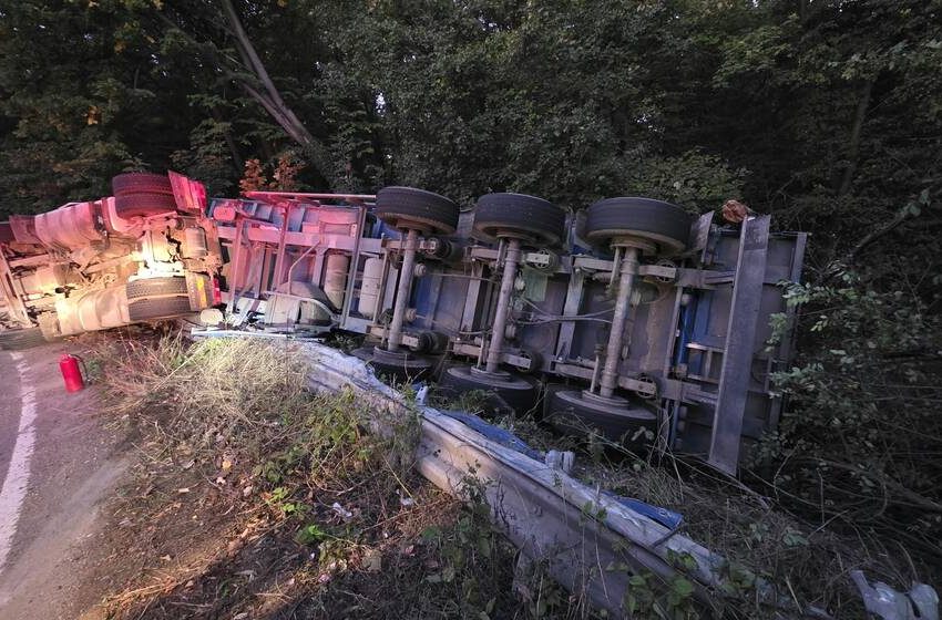  Iasi: Un camion încărcat cu floarea-soarelui s-a răsturnat pe DN 24