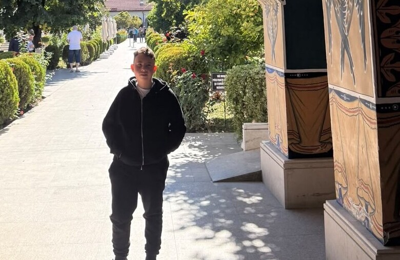  Povestea tulburătoare a lui Denis, băiatul de 13 ani cu 4 operații la activ care luptă cu o scolioză severă