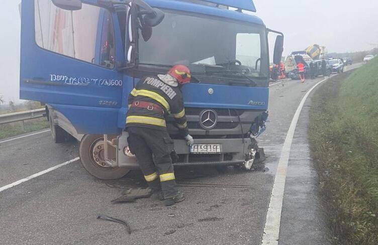  Accident pe „soseaua mortii” E85: o femeie a rămas încarcerată după coliziunea dintre un autocamion și un autoturism