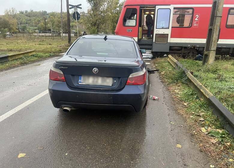  Accident feroviar in judetul Iasi: Trenul Regio 11432 Dorohoi – Iași a lovit o mașină la o trecere la nivel cu calea ferată