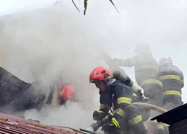  Incendiu la o locuință din județul Iași: acoperișul și mansarda au fost afectate de flăcări