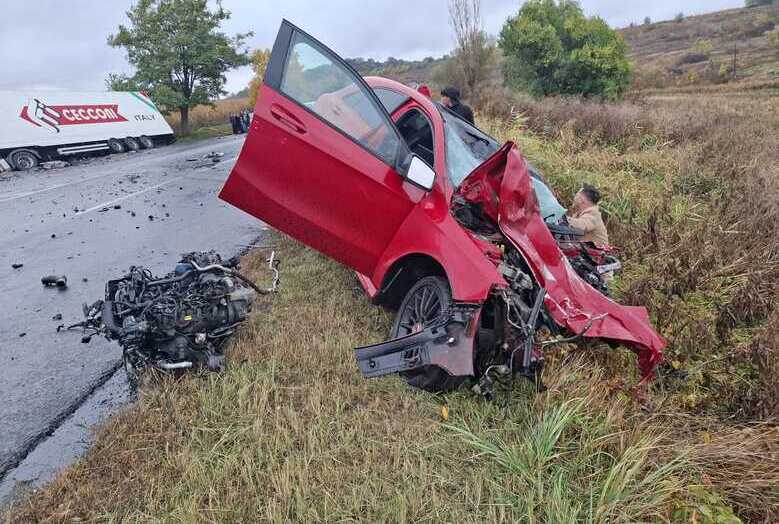  Accident extrem de grav in judetul Iasi: Șofer încarcerat în stare gravă după un impact violent cu un TIR