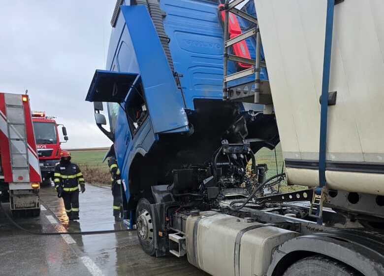  Judetul Iasi: un camion plin cu 40 de tone de cereale a luat foc în mers